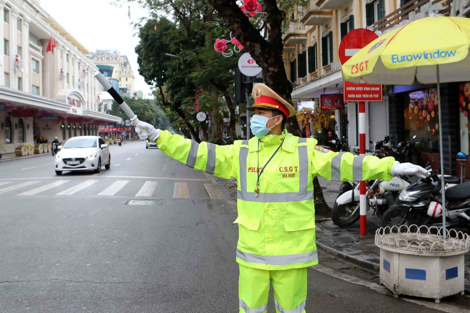 Cảnh sát giao thông Hà Nội đeo khẩu trang trong khi làm nhiệm vụ. (Ảnh: Doãn Tấn/TTXVN)