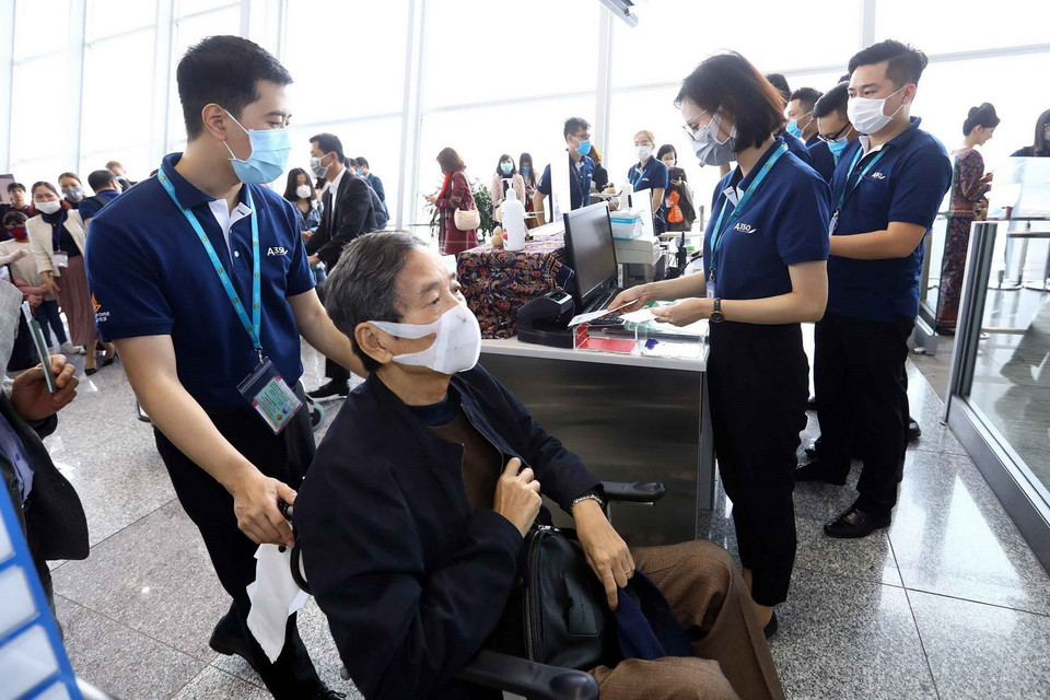 Hành khách và nhân viên làm việc tại sân bay Nội Bài đều tự trang bị khẩu trang phòng chống dịch bệnh nCoV. (Ảnh: Huy Hùng/TTXVN)