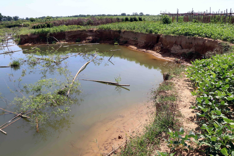  Tình trạng sạt lở trên sông Bồ đoạn qua khu vực Cồn Nổi do nạn “cát tặc” làm mất hàng chục ha đất sản xuất của người dân. (Ảnh: Đỗ Trưởng/TTXVN)