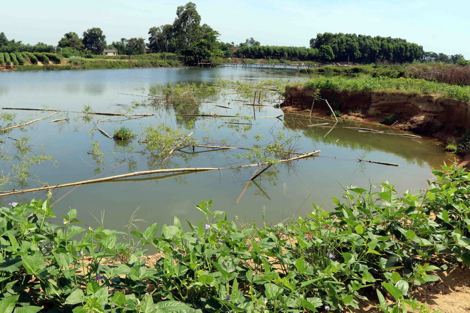Tình trạng sạt lở trên sông Bồ đoạn qua khu vực Cồn Nổi do nạn “cát tặc” làm mất hàng chục ha đất sản xuất của người dân. (Ảnh: Đỗ Trưởng/TTXVN)