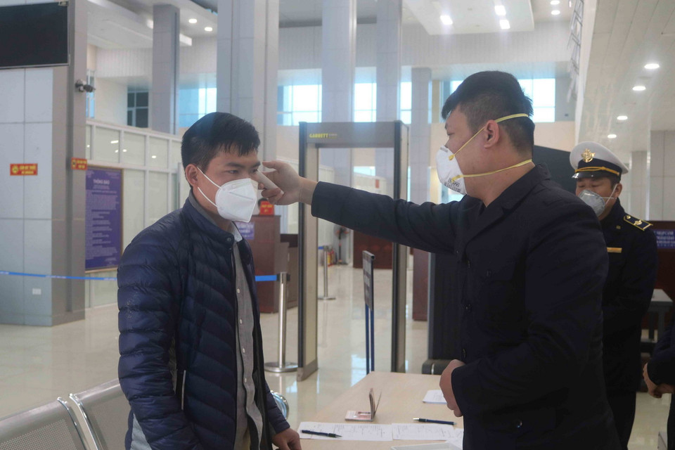 Đo thân nhiệt những người nhập cảnh vào Việt Nam tại Khu Kinh tế Cửa khẩu Trà Lĩnh, tỉnh Cao Bằng. (Ảnh: Chu Hiệu/TTXVN)