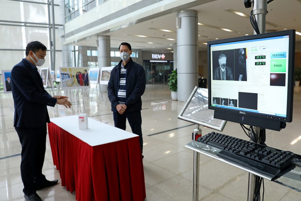 Tại tòa nhà của Tập đoàn Điện lực Việt Nam ở Hà Nội, nơi làm việc của 2.000 cán bộ công nhân viên và hằng ngày có khoảng 600 khách đến liên hệ công tác, đã được lắp đặt máy đo thân nhiệt, bố trí phòng cách ly tạm thời; khử trùng toàn bộ toà nhà, đặt dung dịch sát khuẩn tại các vị trí thuận lợi, phát khẩu trang, thuốc súc miệng, xịt mũi họng cho CBCNV làm việc trong toà nhà. (Ảnh: Ngọc Hà/TTXVN)