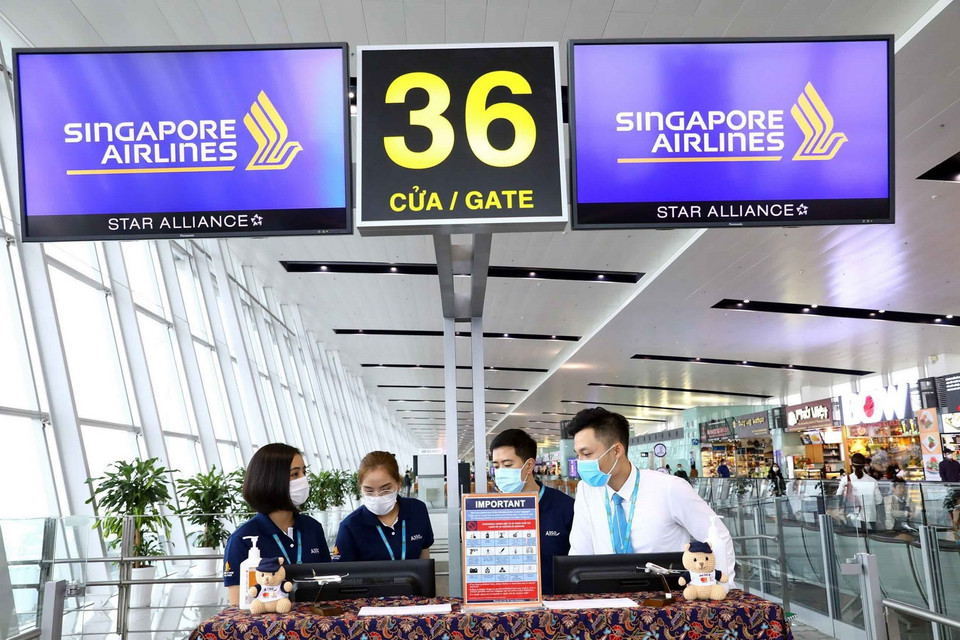 Hầu hết các nhân viên làm tại Cảng hàng không quốc tế Nội Bài (Hà Nội) đều phải đeo khẩu trang để phòng tránh dịch bệnh. (Ảnh: Huy Hùng/TTXVN)