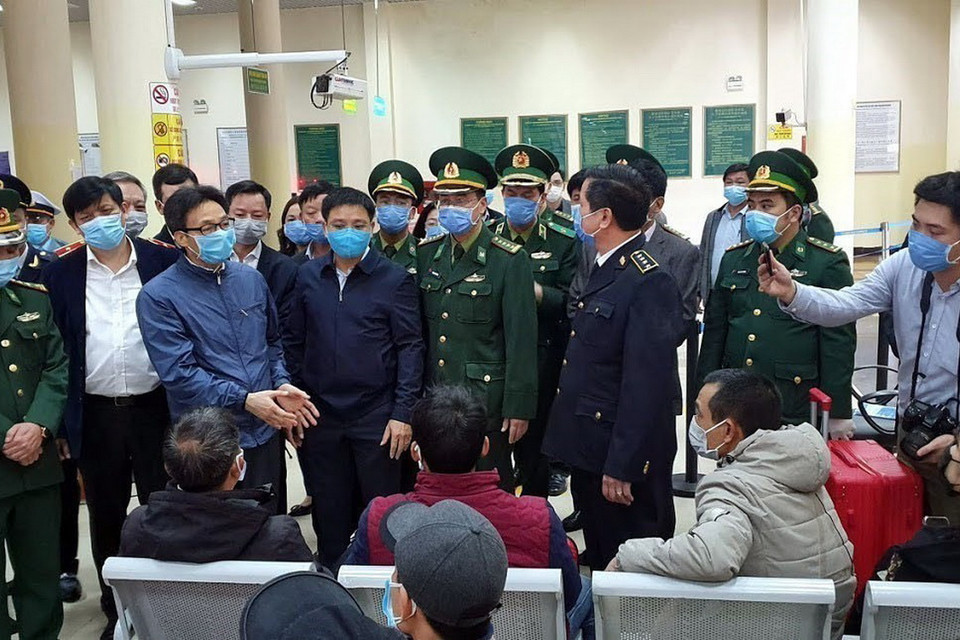 Phó Thủ tướng Vũ Đức Đam, Trưởng Ban Chỉ đạo quốc gia phòng chống dịch bệnh viêm đường hô hấp cấp do nCoV gây ra kiểm tra công tác phòng, chống dịch tại Quảng Ninh. (Ảnh: TTXVN)