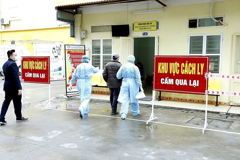 Nhân viên y tế của Trung tâm Cấp cứu 115 Hà Nội vận chuyển người nghi nhiễm nCoV đến bệnh viện Đa khoa Đống Đa để được cách ly, lấy mẫu xét nghiệm. (Ảnh: Dương Ngọc/TTXVN)