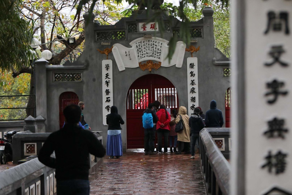 Khu di tích đền Ngọc Sơn-cầu Thê Húc tạm ngừng phục vụ khách tham quan vì dịch nCoV. (Ảnh: Thành Đạt/TTXVN)