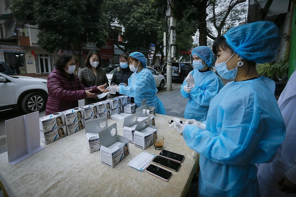 Các điểm phát khẩu trang miễn phí cho người dân được triển khai ngay trên vỉa hè tại các tuyến phố chính của thành phố Hòa Bình. (Ảnh: Trọng Đạt/TTXVN)