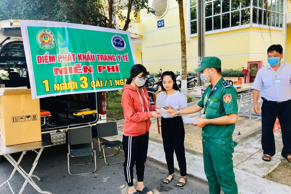 Đội thanh niên xung kích cứu thương ở khóm 4, phường 5, thành phố Trà Vinh tổ chức cấp phát miễn phí 14.000 khẩu trang y tế cho học sinh, sinh viên và người dân. (Ảnh: Phúc Sơn/TTXVN)