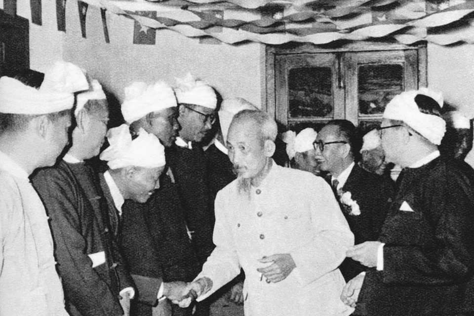 Nhân dân thủ đô Yangun chào mừng Chủ tịch Hồ Chí Minh sang thăm hữu nghị nước Cộng hòa liên bang Myanmar (14/2/1958). (Ảnh: Tư liệu/TTXVN phát)