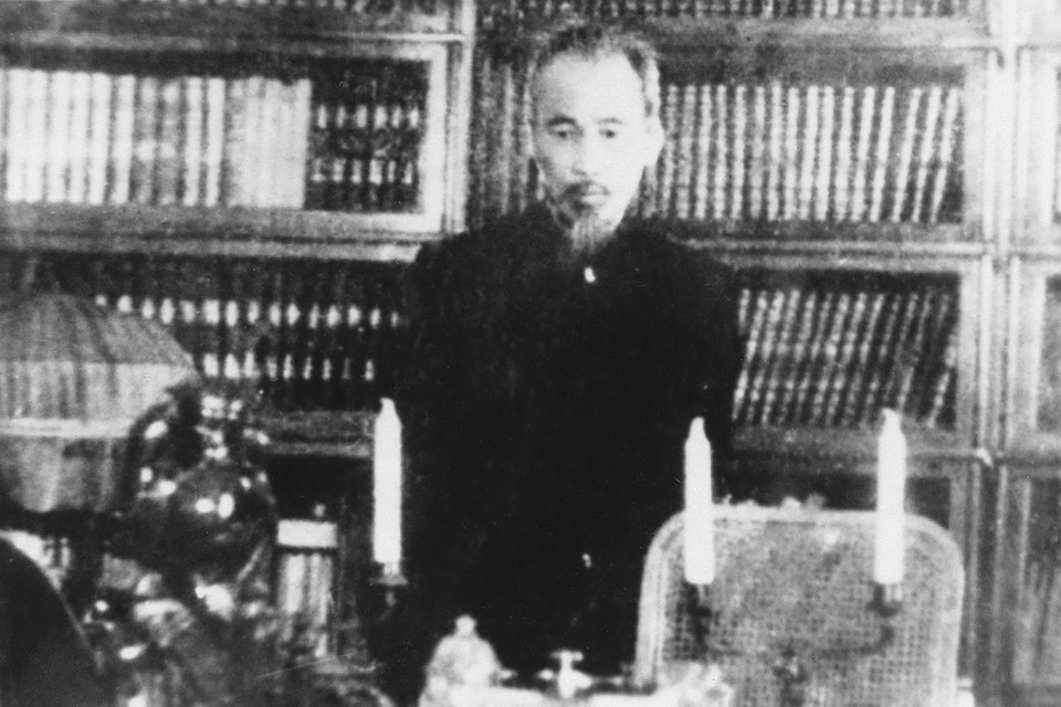 Chủ tịch Hồ Chí Minh thăm phòng làm việc của V.I. Lenin ở Điện Kremli, trong chuyến thăm nghị chính thức Liên Xô (13/7/1955). (Ảnh: Tư liệu/TTXVN phát)