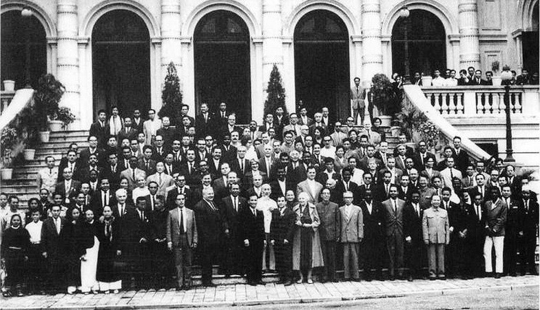 Chủ tịch Hồ Chí Minh chụp ảnh lưu niệm cùng các đại biểu tham dự Hội nghị quốc tế đoàn kết với nhân dân Việt Nam chống đế quốc Mỹ: bảo vệ hòa bình, tại Phủ Chủ tịch, tháng 11/1964. (Ảnh: Tư liệu/TTXVN phát)