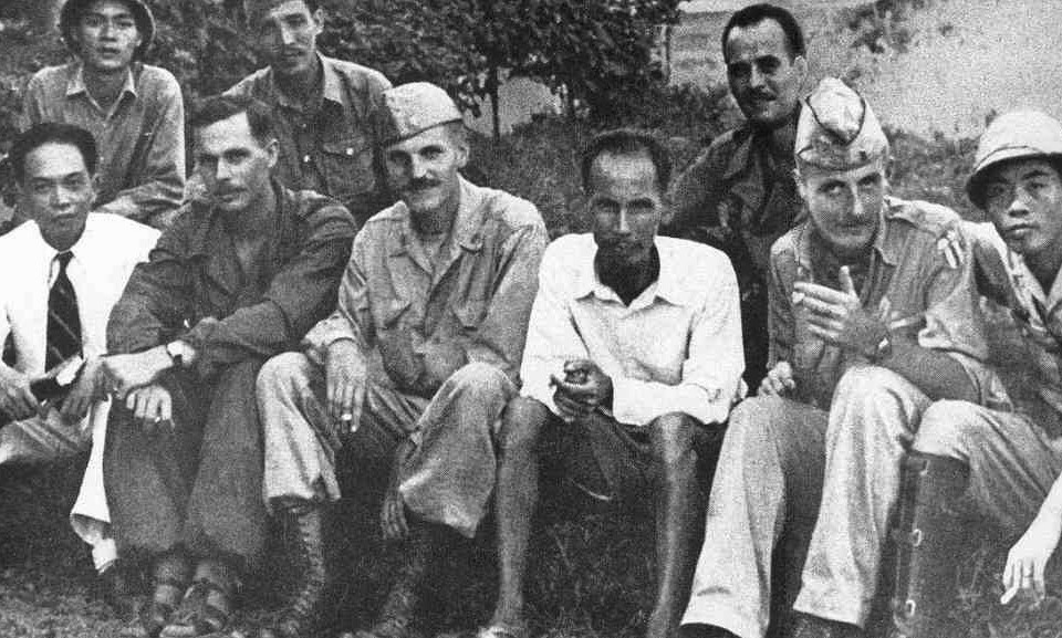 Chủ tịch Hồ Chí Minh (giữa) và Đại tướng Võ Nguyên Giáp (ngoài cùng bên trái) với các nhân viên của Cơ quan Tình báo chiến lược Mỹ (OSS) - tiền thân của Cục Tình báo Trung ương Mỹ (CIA) lập kế hoạch phối hợp hành động chống Nhật tại Việt Bắc, năm 1945. (Ảnh: Tư liệu/TTXVN phát)