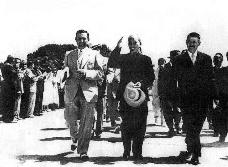 Chủ tịch Hồ Chí Minh thăm Anbani, các đồng chí lãnh đạo Đảng và Nhà nước Albania đón người tại sân bay Tirana, tháng 8/1957. (Ảnh: Tư liệu/TTXVN phát)