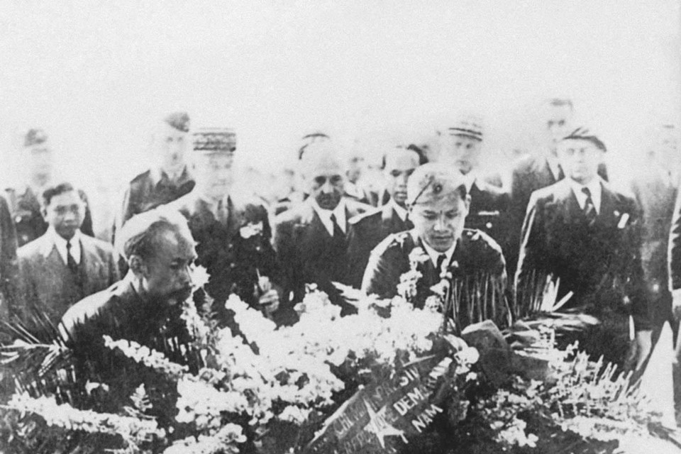 Chủ tịch Hồ Chí Minh đặt vòng hoa viếng các chiến sĩ đấu tranh vì nền độc lập, tự do của nước Pháp ở Khải Hoàn Môn, Paris (Pháp), trong chuyến thăm Pháp, tháng 6/1946. (Ảnh: Tư liệu/TTXVN phát)