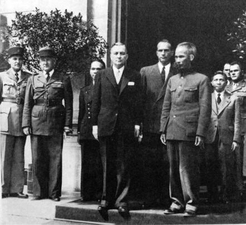 Chuyến thăm Pháp theo lời mời của Chính phủ Pháp kéo dài hơn 4 tháng (31/5 – 20/10/1946) của Chủ tịch Hồ Chí Minh với tư cách là nguyên thủ quốc gia của nước Việt Nam Dân chủ cộng hòa, giữa lúc đất nước đang đứng trước bao thử thách hiểm nguy là một trong những hoạt động đối ngoại quan trọng nhất của Chính phủ Việt Nam trong những năm 1945-1946 để cứu vãn nền hòa bình trong khi thực dân Pháp đang quyết tâm xâm lược Việt Nam một lần nữa. Trong ảnh: Thủ tướng Pháp Georges Bidault đón Chủ tịch Hồ Chí Minh, tại Dinh Thủ tướng, ngày 2/7/1946. (Ảnh: Tư liệu/TTXVN phát)
