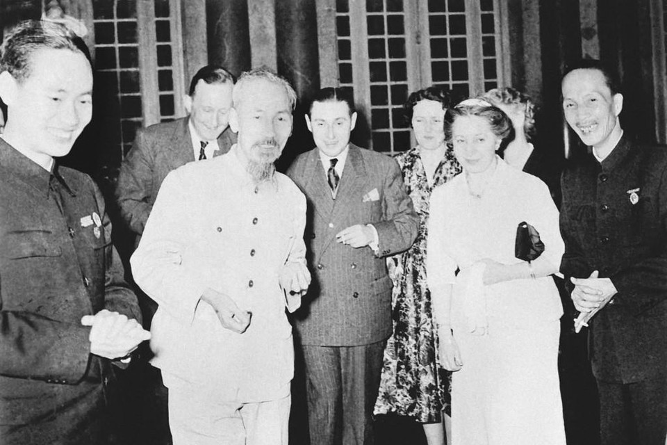 Chủ tịch Hồ Chí Minh tiếp Đoàn đại biểu phong trào Hòa bình Pháp thăm Việt Nam (15/3/1955). (Ảnh: Tư liệu/TTXVN)
