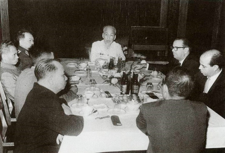 Chủ tịch Hồ Chí Minh tiếp Chủ tịch Cuba Osvaldo Dorticos tại nhà sàn trong Phủ Chủ tịch, ngày 29/10/1966. (Ảnh: Tư liệu/TTXVN phát)