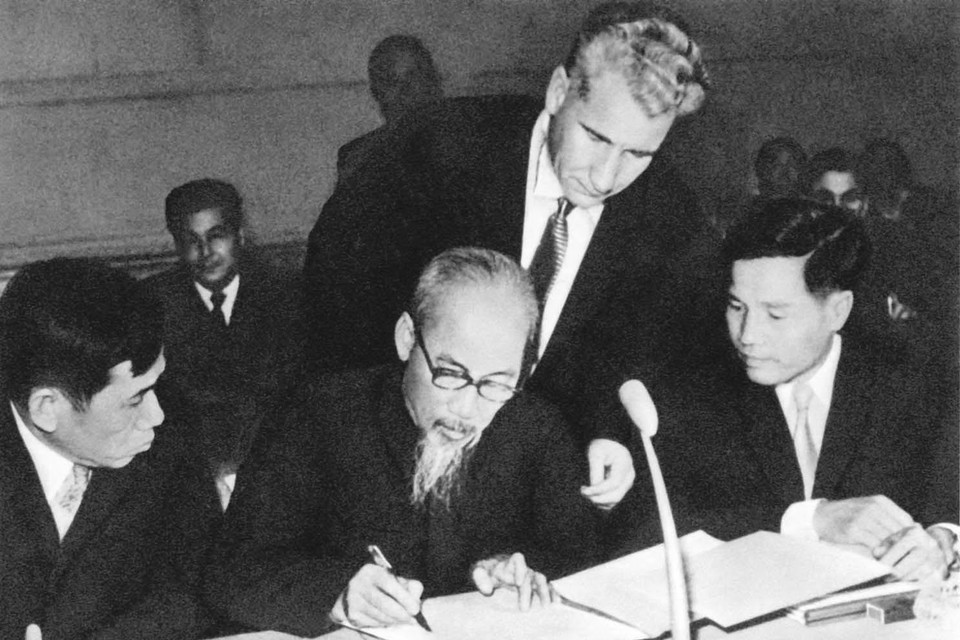 Chủ tịch Hồ Chí Minh ký tuyên bố chung tại Hội nghị 81 Đảng Cộng sản và Công nhân quốc tế họp ở Moskva (11/1960). (Ảnh: Tư liệu/TTXVN phát)