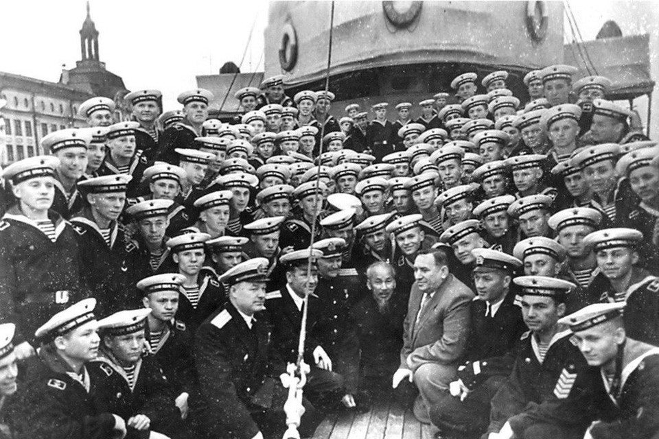 Chủ tịch Hồ Chí Minh chụp ảnh lưu niệm với các chiến sỹ hải quân Liên Xô khi tới thăm thành phố Leningrad, tháng 8/1957. (Ảnh: Tư liệu/TTXVN phát)