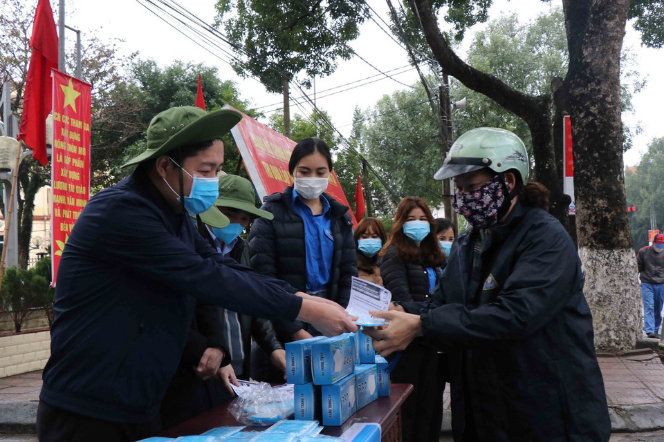 Người dân đến nhận khẩu trang miễn phí tại xã thị trấn Thứa, huyện Lương Tài, tỉnh Bắc Ninh. (Ảnh: Thanh Thương/TTXVN)