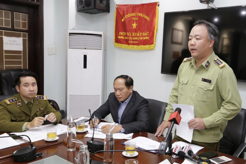 Ban Chỉ đạo 389 Thành phố Hà Nội họp với các đơn vị chức năng triển khai công tác kiểm tra, kiểm soát thị trường phục vụ công tác phòng, chống dịch, chiều 4/2. (Ảnh: Trần Việt/TTXVN)