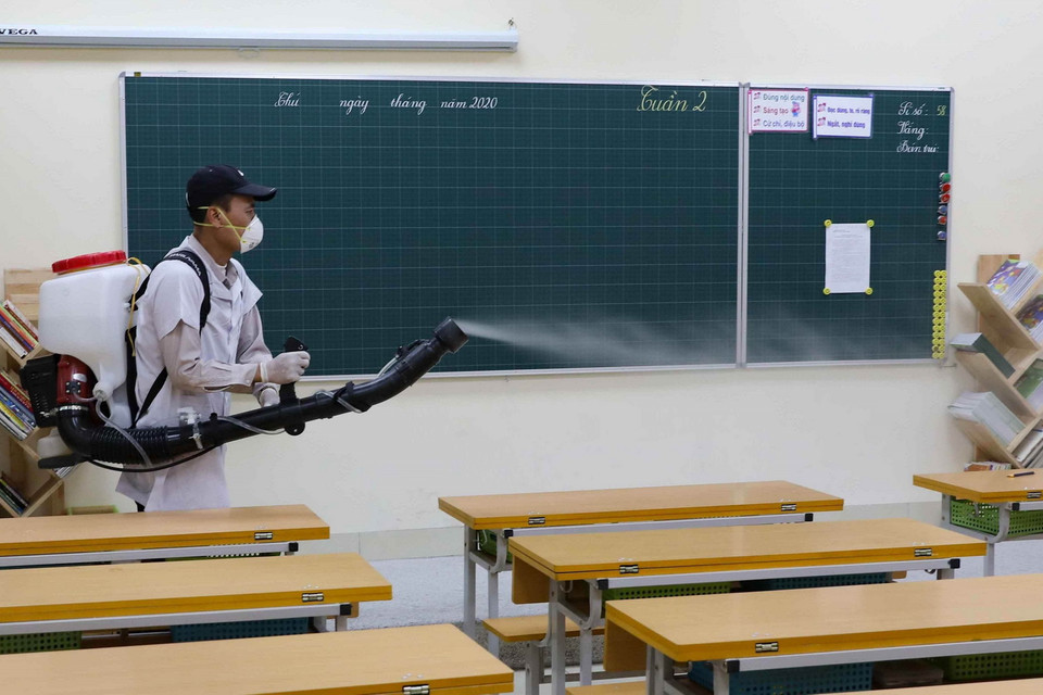 Phun thuốc khử trùng Chloramin B tại trường Tiểu học Hoàng Diệu, quận Ba Đình, Hà Nội. (Ảnh: Thanh Tùng/TTXVN)