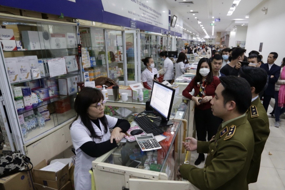  Lực lượng QLTT Hà Nội kiểm tra, tuyên truyền các cửa hàng kinh doanh thuốc, dụng cụ y tế tại Trung tâm phân phối thuốc Hapulico, quận Thanh Xuân. (Ảnh: Trần Việt/TTXVN)