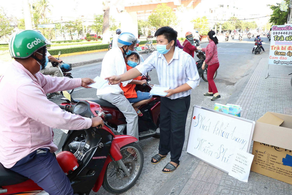  Phát khẩu trang miễn phí cho người dân ở Bến Tre để chung tay cùng cộng đồng phòng chống dịch viêm đường hô hấp cấp do nCoV gây ra. (Ảnh: Huỳnh Phúc Hậu/TTXVN)