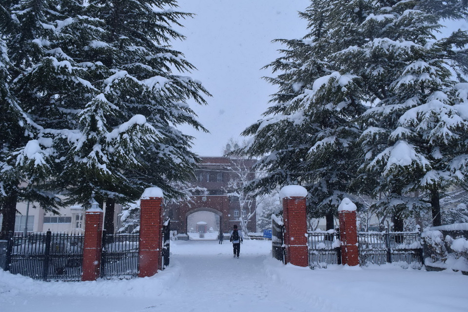 Cổng trường đại học Aomori Chuo. (Ảnh: Nguyễn Tuyến-Gia Quân/Vietnam+)