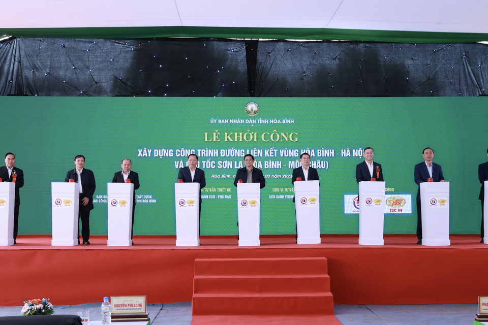 Thủ tướng Phạm Minh Chính và các đại biểu bấm nút khởi công đường liên kết vùng Hòa Bình-Hà Nội và cao tốc Sơn La đoạn Hoà Bình-Mộc Châu. (Ảnh: Dương Giang/TTXVN)