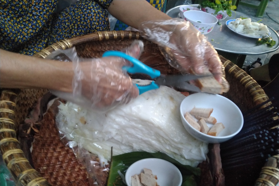 Bánh cuốn Thanh Trì của Hà Nội với hương vị tự nhiên được lưu truyền bao đời nay, trở thành một phần không thể thiếu trong cuộc sống của người dân thủ đô. (Ảnh: Phạm Hậu/TTXVN)