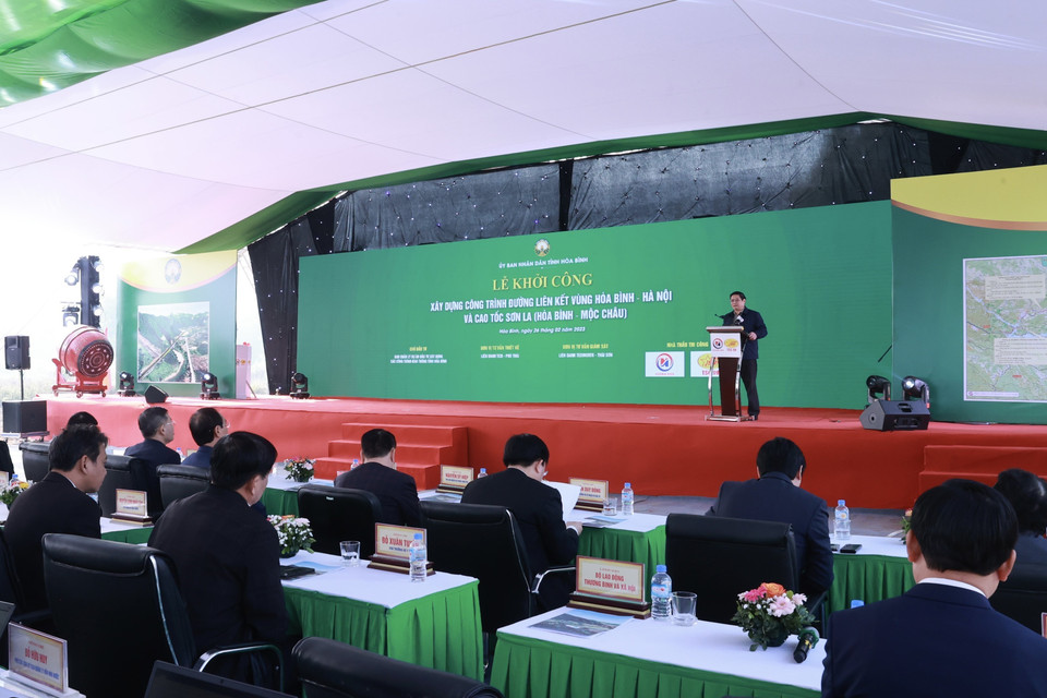 Thủ tướng Phạm Minh Chính phát biểu tại Lễ khởi công đường liên kết vùng Hòa Bình-Hà Nội và cao tốc Sơn La đoạn Hòa Bình Mộc Châu. (Ảnh: Dương Giang/TTXVN)