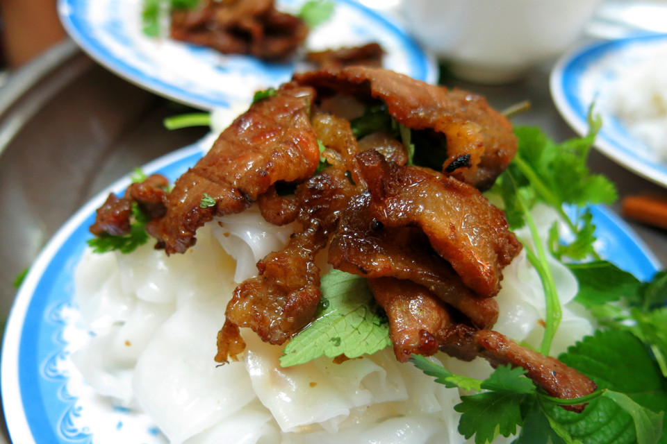 Bánh được làm chủ yếu từ bột gạo, ăn kèm với các loại rau thơm, hành phi cùng nước mắm và chả quế hoặc chả nướng. (Ảnh: Phạm Hậu/TTXVN)