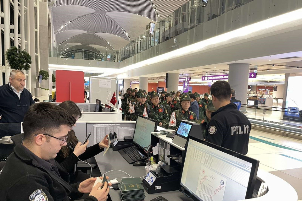 Dự kiến khi đến thành phố Hatay, đoàn sẽ nhanh chóng phối hợp với lực lượng cứu nạn quốc tế khác thực hiện công tác tìm kiếm cứu nạn dưới đống đổ nát, các tòa nhà bị sập cũng như cung cấp hỗ trợ y tế cho các nạn nhân động đất. (Ảnh: TTXVN phát)