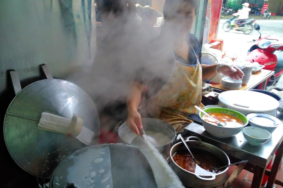 Bánh cuốn thịt trắng mềm được làm chủ yếu từ bột gạo, tráng mỏng trên một miếng vải và hấp chín trong một chiếc nồi hơi nước lớn khoảng vài phút. (Ảnh: Phạm Hậu/TTXVN)