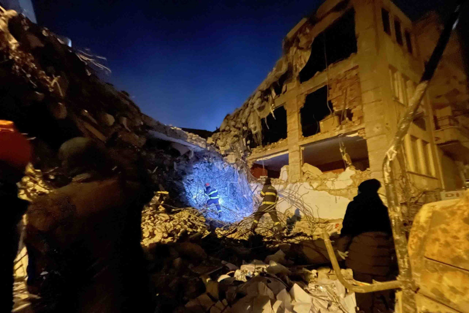 Đoàn công tác Bộ Công an triển khai cứu hộ trong đêm tại một tòa nhà ở thành phố Adiyaman, phía đông nam Thổ Nhĩ Kỳ.(Ảnh: TTXVN phát)