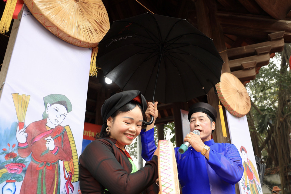 Các liền anh, liền chị trình diễn màn hát giao duyên quan họ trong ngày hội. (Ảnh: Nhật Anh/TTXVN)