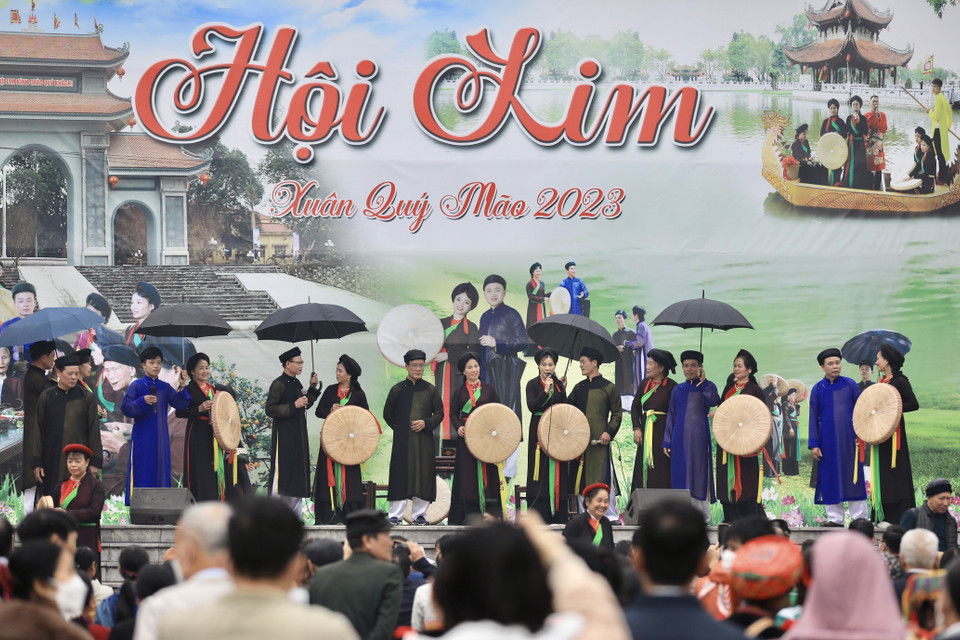 Trình diễn hát giao duyên quan họ trong ngày hội. (Ảnh: Nhật Anh/TTXVN)