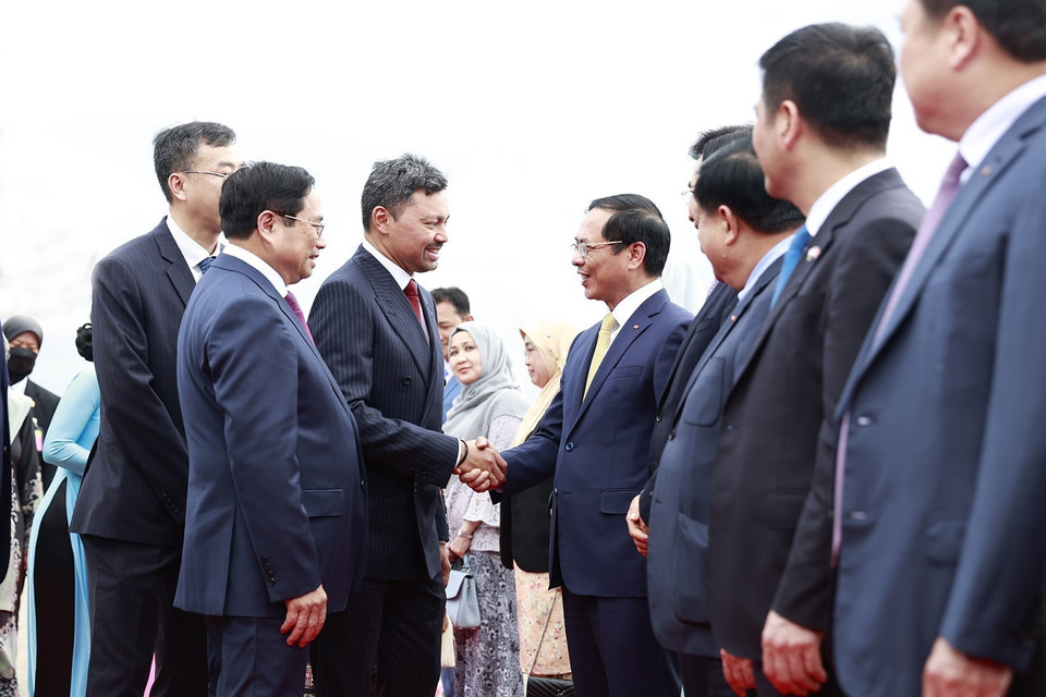 Thủ tướng Phạm Minh Chính giới thiệu với Thái tử kế vị Brunei Al-Muhtadee Billah thành viên đoàn Việt Nam. (Ảnh: Dương Giang/TTXVN)