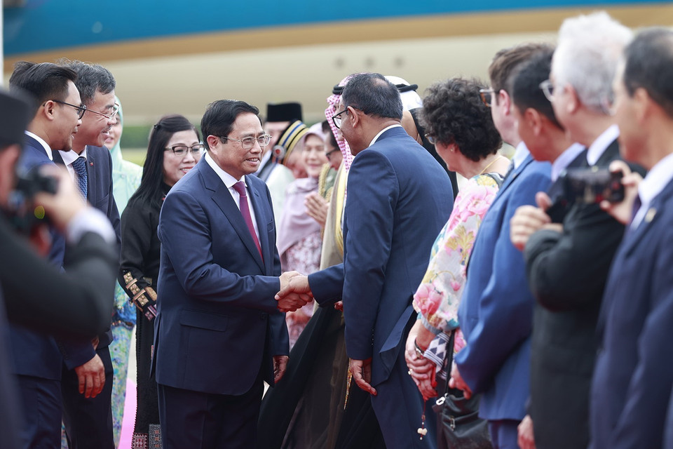 Thủ tướng Phạm Minh Chính với các thành viên đoàn cấp cao Brunei Darussalam tại lễ đón chính thức ở Sân bay quốc tế Brunei. (Ảnh: Dương Giang/TTXVN)