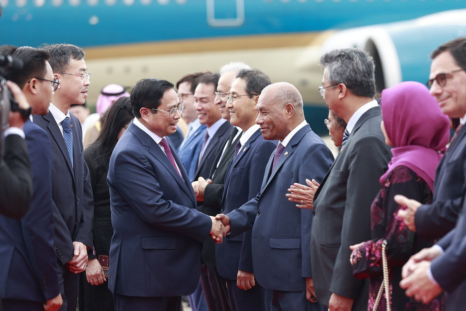 Đại sứ, đại biện của các cơ quan đại diện ngoại giao nước ngoài tại Brunei đón Thủ tướng Phạm Minh Chính và Phu nhân tại Sân bay quốc tế Brunei. (Ảnh: Dương Giang/TTXVN)