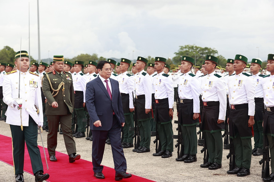 Thủ tướng Phạm Minh Chính duyệt đội danh dự. (Ảnh: Dương Giang/TTXVN)