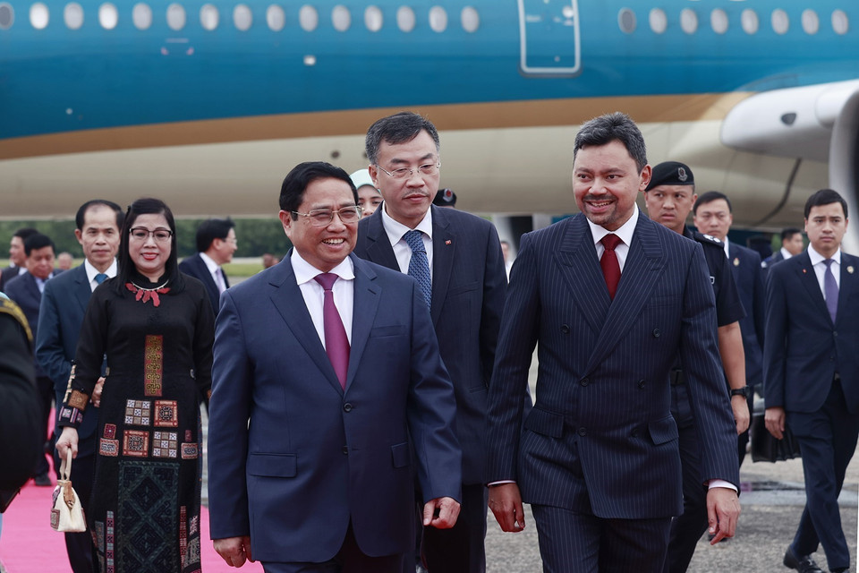 Thái tử kế vị Brunei Al-Muhtadee Billah đón Thủ tướng Phạm Minh Chính và Phu nhân tại Sân bay quốc tế Brunei. (Ảnh: Dương Giang/TTXVN)