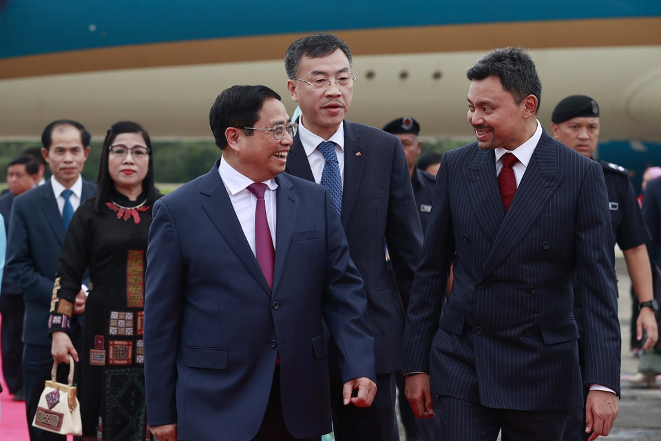 Thái tử kế vị Brunei Al-Muhtadee Billah đón Thủ tướng Phạm Minh Chính và Phu nhân tại Sân bay quốc tế Brunei. (Ảnh: Dương Giang/TTXVN)