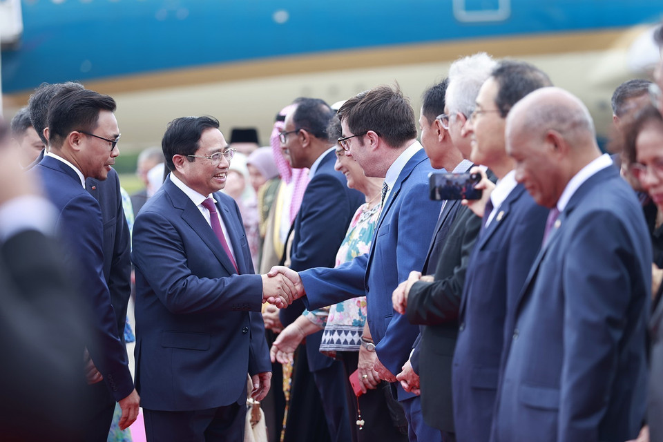 Đại sứ, đại biện của các cơ quan đại diện ngoại giao nước ngoài tại Brunei đón Thủ tướng Phạm Minh Chính và Phu nhân tại Sân bay quốc tế Brunei. (Ảnh: Dương Giang/TTXVN)