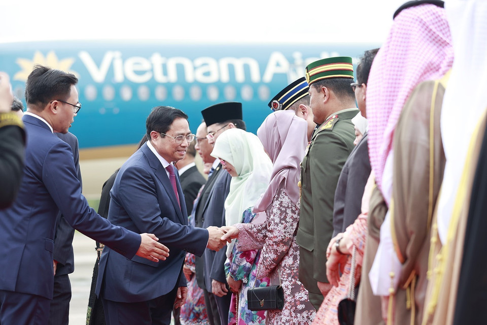 Lễ đón chính thức Thủ tướng Phạm Minh Chính và Phu nhân cùng Đoàn cấp cao Việt Nam tại Sân bay quốc tế Brunei. (Ảnh: Dương Giang/TTXVN)
