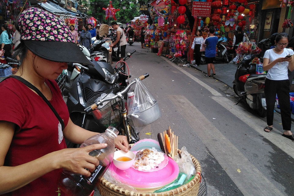 Luôn nằm trong danh sách 10 món ngon nhất định phải thử khi đến Hà Nội, bánh cuốn Thanh Trì với hương vị tự nhiên được lưu truyền bao đời nay đã trở thành một phần không thể thiếu trong cuộc sống của người dân thủ đô. (Ảnh: Phạm Hậu/TTXVN)