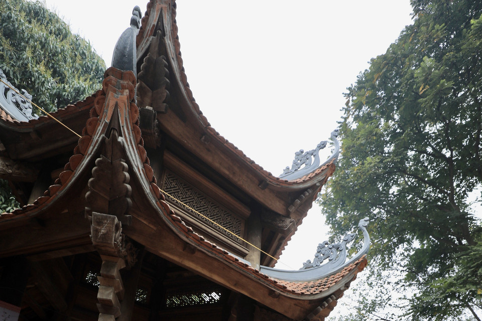 Các liền anh, liền chị trình diễn màn hát giao duyên quan họ trong ngày hội. (Ảnh: Nhật Anh/TTXVN)