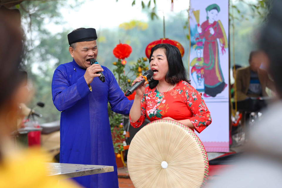 Du khách hòa mình vào sinh hoạt văn hóa Quan họ - Di sản văn hóa phi vật thể của nhân loại. (Ảnh: Thanh Tùng/TTXVN)