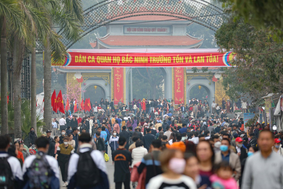 Dòng người trảy hội Lim Xuân Quý Mão. (Ảnh: Thanh Tùng/TTXVN)